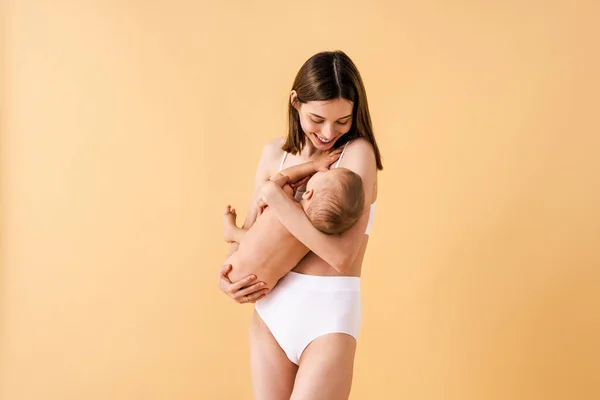 Mulher Feliz Segurando Seu Bebê Fundo Colorido Mulher Jovem Vestindo — Fotografia de Stock