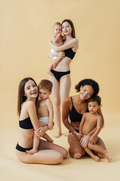 Mujer Embarazada Feliz Con Gran Vientre Fondo Color Mujer Joven — Foto de Stock