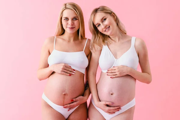 Mulheres Grávidas Felizes Com Barriga Grande Fundo Colorido Mulheres Jovens — Fotografia de Stock