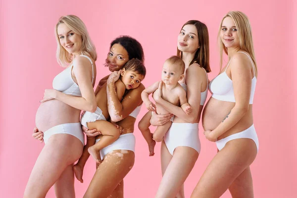 Mulheres Grávidas Felizes Com Barriga Grande Mães Bonitas Com Bebês — Fotografia de Stock