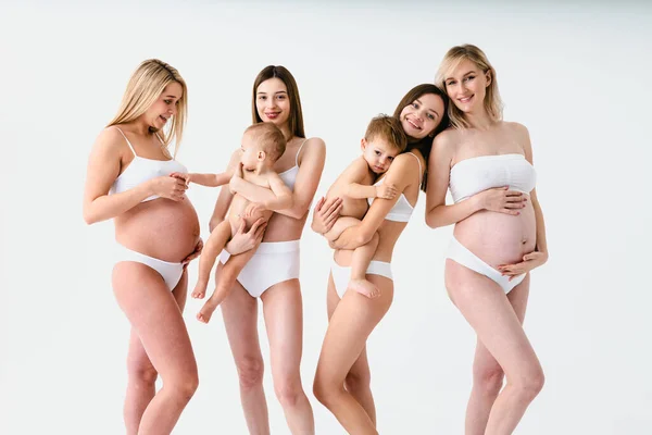 Happy Pregnant Women Big Belly Beautiful Mothers Babies Studio Multiracial — Stock Photo, Image