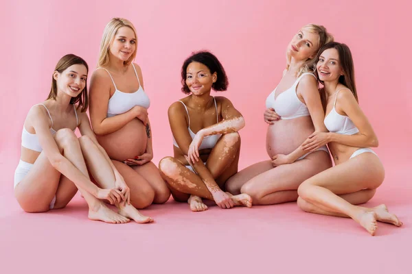 Mulheres Grávidas Felizes Com Barriga Grande Belas Mães Posando Estúdio — Fotografia de Stock