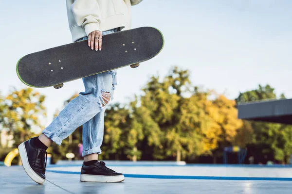 Stijlvolle Koele Tiener Vrouwelijke Skateboarder Skate Park — Stockfoto