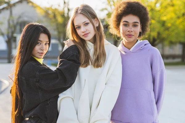 Multiculturele Groep Jonge Vrienden Die Zich Buiten Verbroederen Plezier Hebben — Stockfoto