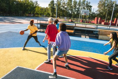 Açık havada kaynaşan ve şehir kaykay parkında toplanan havalı gençlerden oluşan çok kültürlü bir grup.