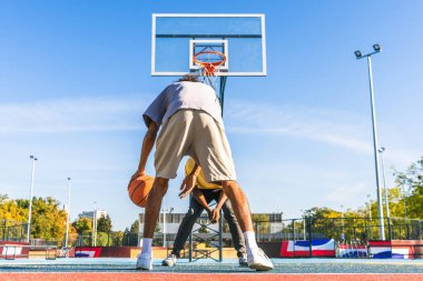 Açık havada kaynaşan ve şehir kaykay parkında toplanan havalı gençlerden oluşan çok kültürlü bir grup.