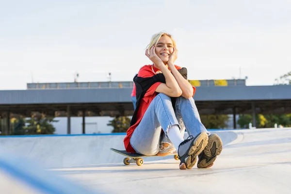 Stylish Cool Teen Female Skateboarder Skate Park — Stock Photo, Image