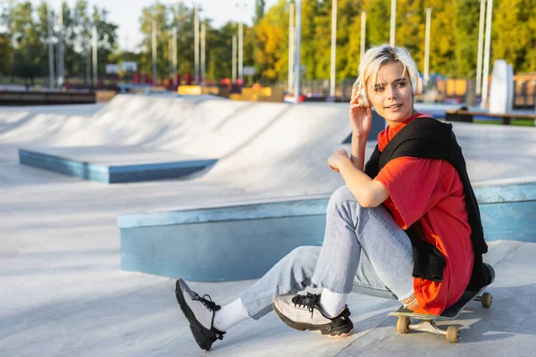 Elegante Adolescente Legal Skatista Feminino Parque Skate — Fotografia de Stock