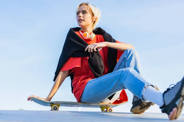 Elegante Adolescente Legal Skatista Feminino Parque Skate — Fotografia de Stock