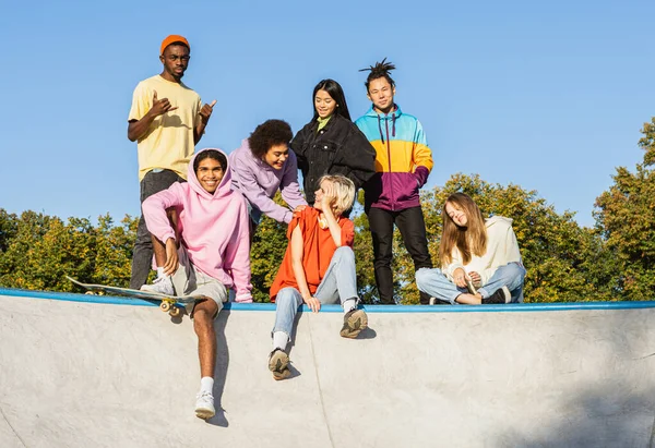 Πολυπολιτισμική Ομάδα Νεαρών Φίλων Που Δένουν Εξωτερικούς Χώρους Και Διασκεδάζουν — Φωτογραφία Αρχείου