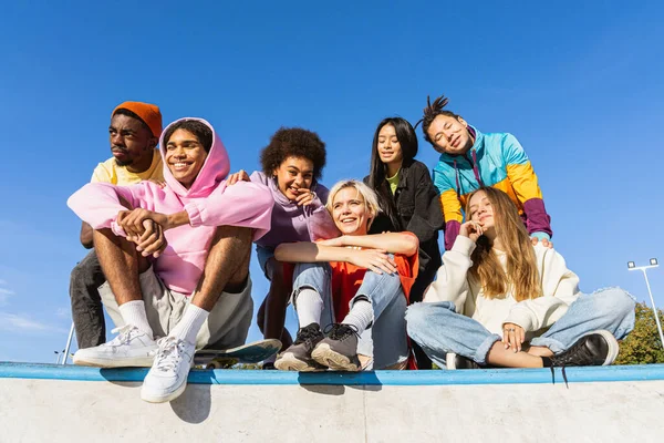 Grupo Multicultural Jóvenes Amigos Que Unen Aire Libre Divierten Adolescentes — Foto de Stock