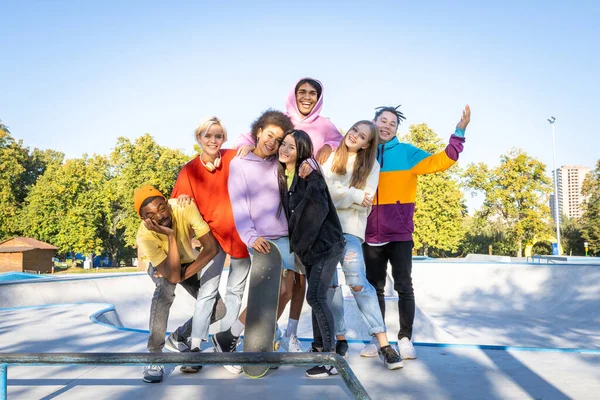 Πολυπολιτισμική Ομάδα Νεαρών Φίλων Που Δένουν Εξωτερικούς Χώρους Και Διασκεδάζουν — Φωτογραφία Αρχείου