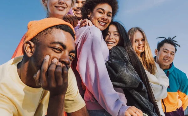 Multikulturell Grupp Unga Vänner Förenas Utomhus Och Kul Snygga Coola — Stockfoto