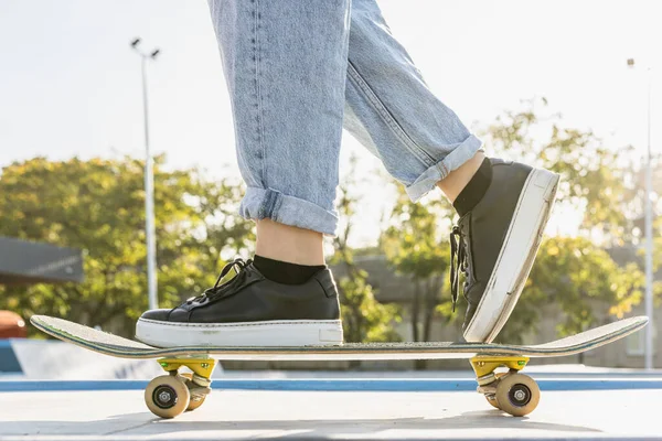Stylisch Coole Teenie Skateboarderin Skatepark Nahaufnahme Auf Schuhen — Stockfoto