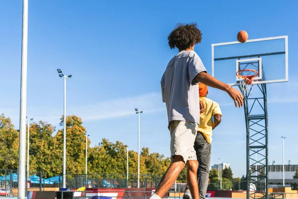 Grupo Multicultural Jóvenes Amigos Que Unen Aire Libre Divierten Adolescentes — Foto de Stock