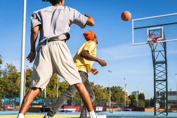 Multiculturele Groep Jonge Vrienden Die Zich Buiten Verbroederen Plezier Hebben — Stockfoto