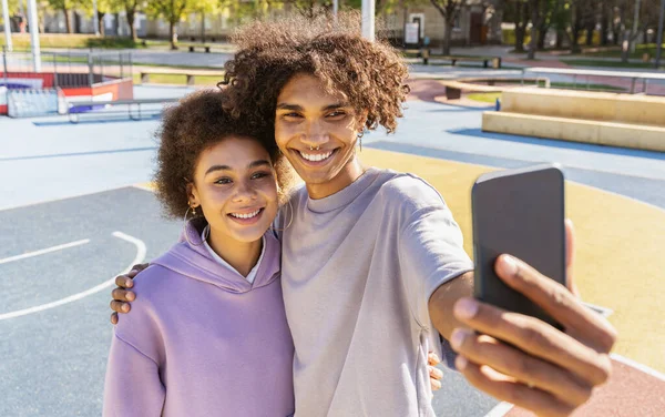 Interrassische Junge Paare Die Sich Freien Treffen Farbigen Und Modernen — Stockfoto