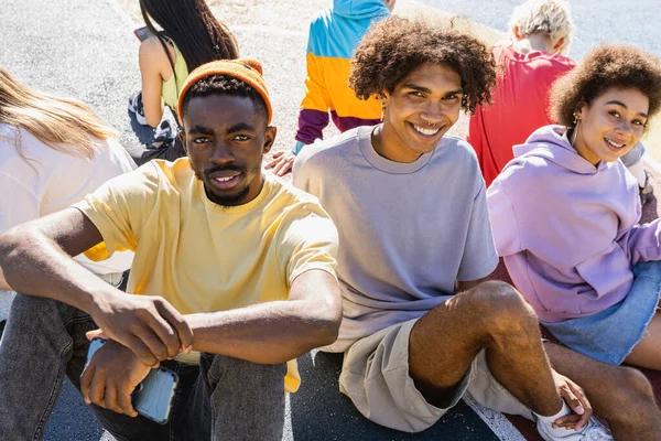 Grupo Multicultural Jovens Amigos Unindo Livre Divertindo Elegante Legal Adolescentes — Fotografia de Stock