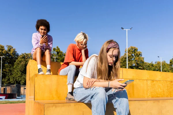 Multiculturele Groep Jonge Vrienden Die Zich Buiten Verbroederen Plezier Hebben — Stockfoto