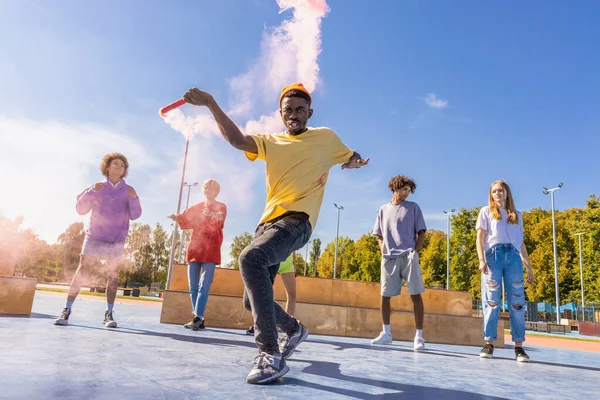 문화권의 친구들 옥외에서 유대를 도시의 스케이트 공원에 재미있고 대들을 만난다 — 스톡 사진