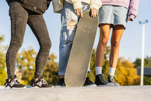 アウトドアと遊びを融合させた若者の多文化グループ スタイリッシュなクールな10代の若者たちが都会のスケートパークに集まる — ストック写真
