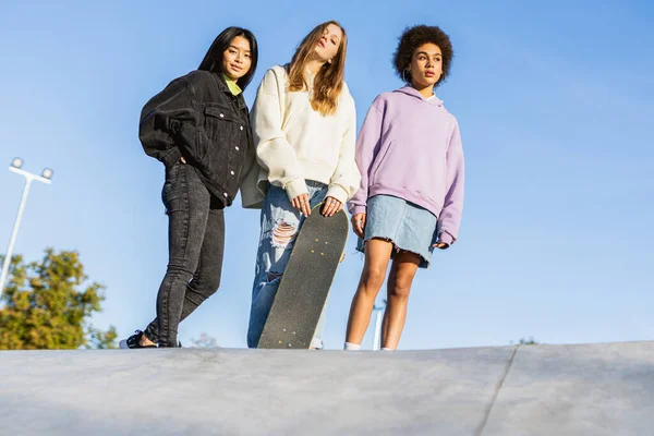 Multikulturelle Gruppe Junger Freunde Trifft Sich Draußen Und Hat Spaß — Stockfoto