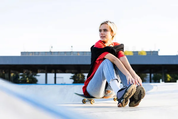 Stylowy Cool Nastolatka Kobieta Deskorolka Skate Park — Zdjęcie stockowe