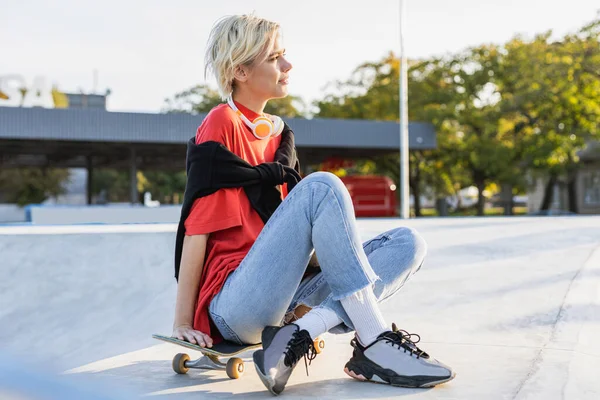 滑板公园里时尚酷的少年女子滑板手 — 图库照片