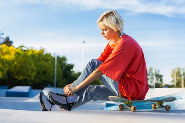 スタイリッシュなクールなティーン女性スケートボーダーでスケートパーク — ストック写真