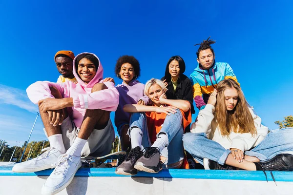 Grupo Multicultural Jovens Amigos Unindo Livre Divertindo Elegante Legal Adolescentes — Fotografia de Stock