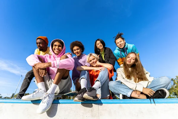 Grupo Multicultural Jóvenes Amigos Que Unen Aire Libre Divierten Adolescentes — Foto de Stock