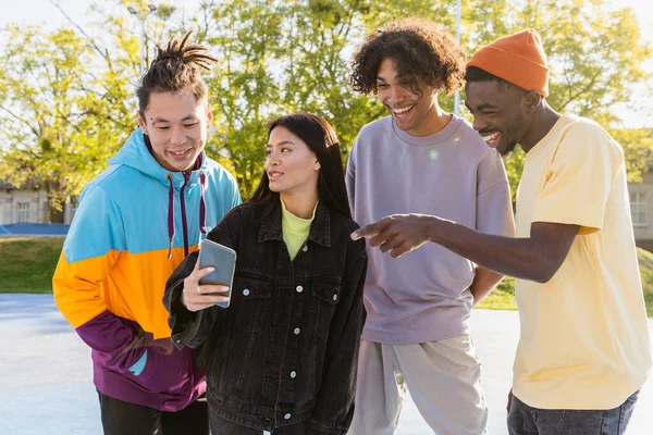 Multikulturell Grupp Unga Vänner Förenas Utomhus Och Kul Snygga Coola — Stockfoto