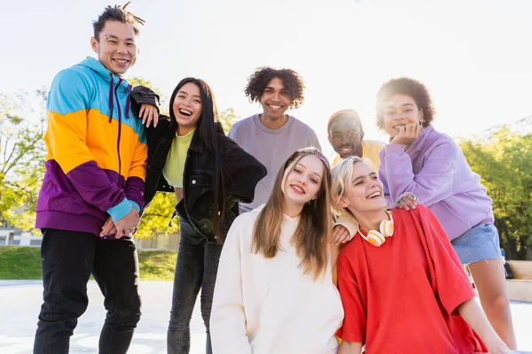 Grupo Multicultural Jóvenes Amigos Que Unen Aire Libre Divierten Adolescentes — Foto de Stock