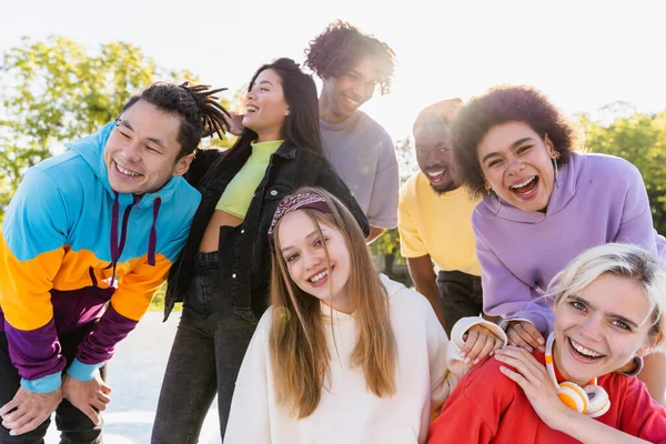 Grupo Multicultural Jóvenes Amigos Que Unen Aire Libre Divierten Adolescentes — Foto de Stock