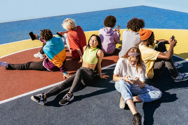 Grupo Multicultural Jovens Amigos Unindo Livre Divertindo Elegante Legal Adolescentes — Fotografia de Stock