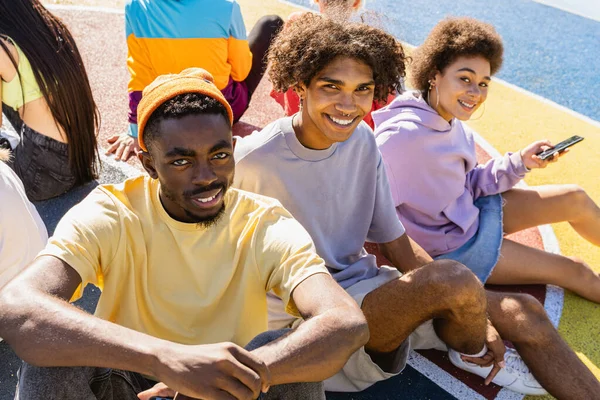 Multikulturní Skupina Mladých Přátel Sbližování Venku Baví Stylový Cool Dospívající — Stock fotografie