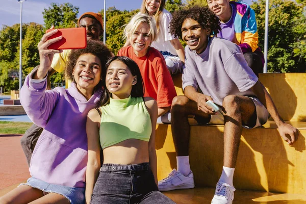 Multikulturell Grupp Unga Vänner Förenas Utomhus Och Kul Snygga Coola — Stockfoto