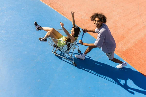 Groupe Multiculturel Jeunes Amis Qui Lient Extérieur Qui Amusent Des — Photo