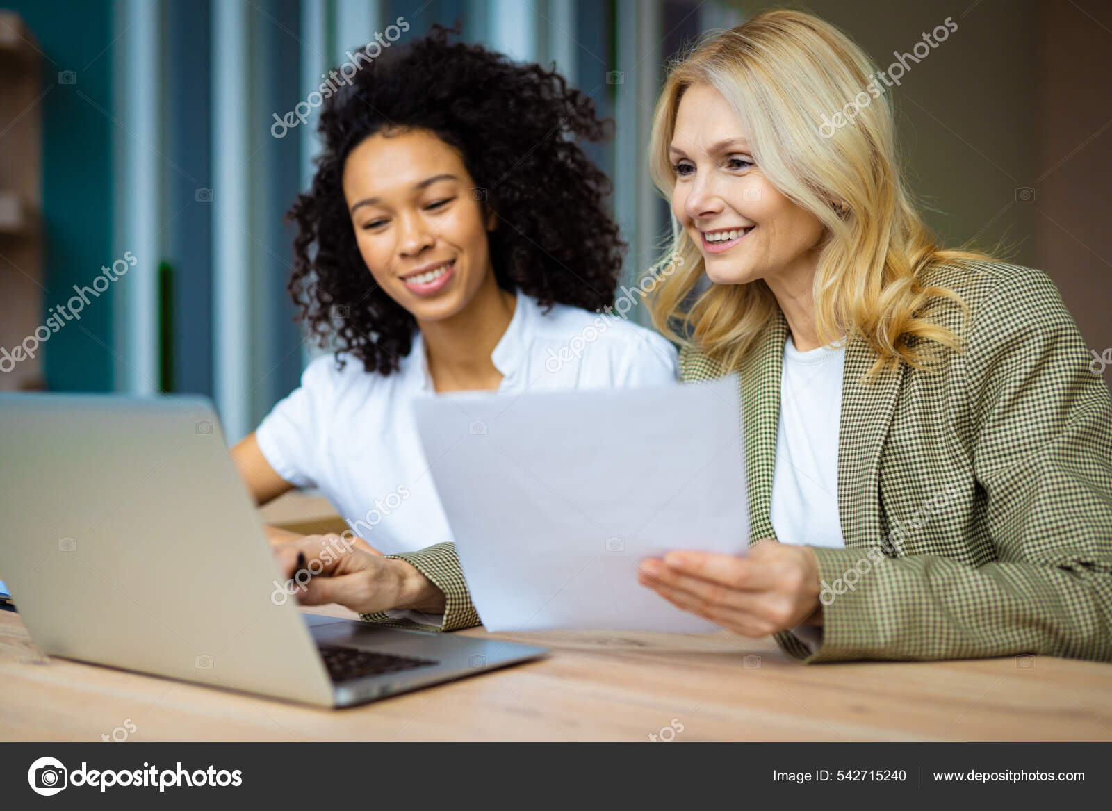 Hermosas Empresarias Adultas Con Vestido Elegante Sentadas Escritorio Computadora Oficina: fotografía de stock © oneinchpunch #542715240 | Depositphotos Hermosas Empresarias Adultas Con Vestido Elegante Sentadas Escritorio Computadora Oficina: fotografía de stock © oneinchpunch #542715240 | Depositphotos