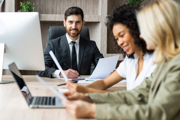 Grupo Multirracial Empresários Com Vestido Elegante Sentado Mesa Computador Escritório — Fotografia de Stock