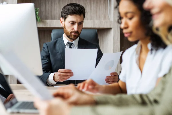 Grupo Multirracial Empresarios Con Elegante Vestido Sentado Escritorio Computadora Oficina —  Fotos de Stock