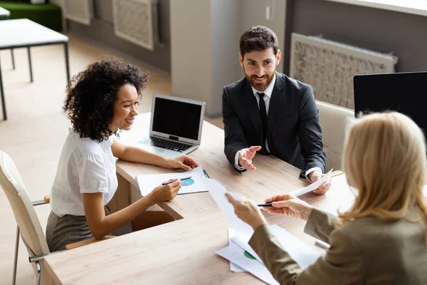 Grupo Multirracial Empresários Com Vestido Elegante Sentado Mesa Computador Escritório — Fotografia de Stock