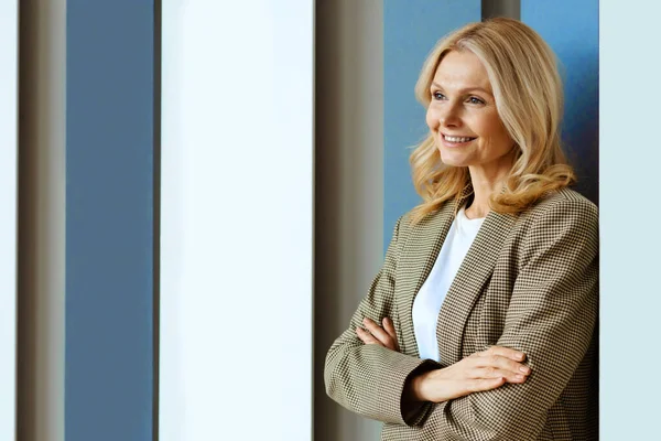 Güzel Olgun Yetişkin Bir Kadın Ofiste Duran Başarılı Bir Kadını — Stok fotoğraf
