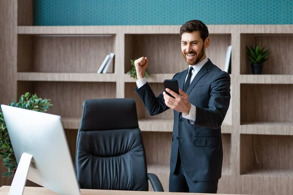Geschäftsmann Eleganten Anzug Sitzt Computertisch Büro Erwachsener Mann Nutzt App — Stockfoto