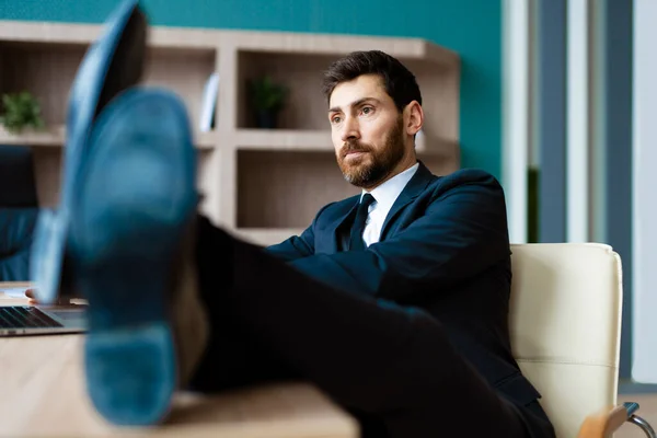 オフィスのコンピュータデスクに座ってエレガントなスーツを着たビジネスマン 大人の男性は仕事でリラックスし ビジネスと技術に関する概念 — ストック写真