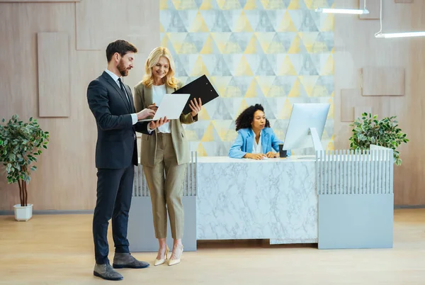 Grupo Multirracial Empresarios Con Elegante Vestido Reunión Oficina Diversas Personas — Foto de Stock