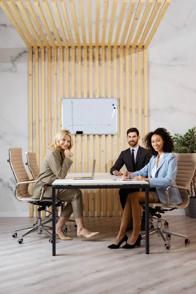 Grupo Multirracial Empresarios Con Elegante Vestido Sentado Escritorio Computadora Oficina — Foto de Stock