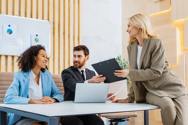 Grupo Multirracial Empresários Com Vestido Elegante Sentado Mesa Computador Escritório — Fotografia de Stock