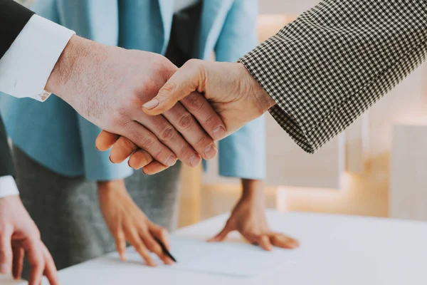 Multiethnische Gruppe Von Geschäftsleuten Mit Eleganter Kleidung Trifft Sich Büro — Stockfoto