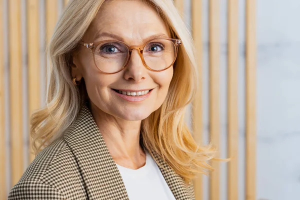 Mujer Adulta Madura Hermosa Alegre Pie Oficina Retrato Empresaria Corporativa — Foto de Stock